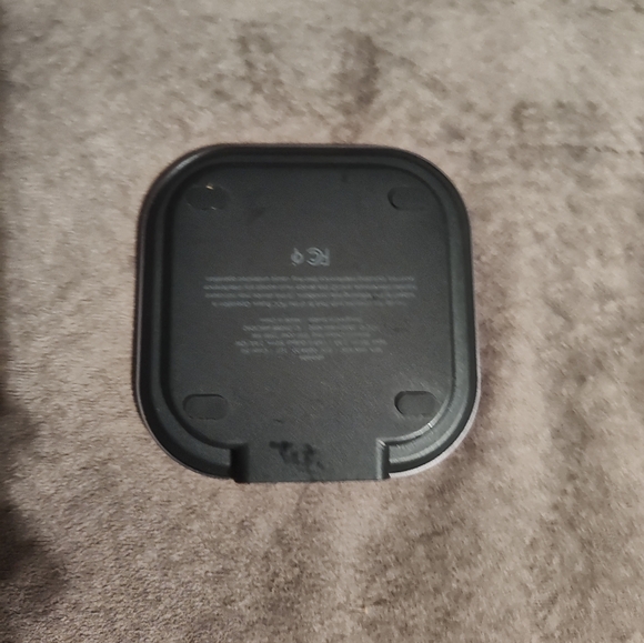 UbioLabs 2in1 Qi Wireless 15 -Watt Charging Pad AWC1092 - Picture 4 of 9